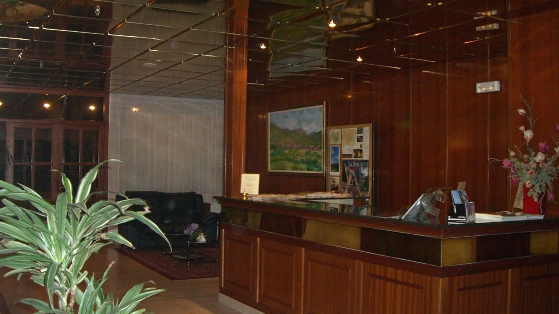 Hotel La Seu contacts